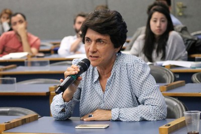 Participante do público faz perguntas aos expositores