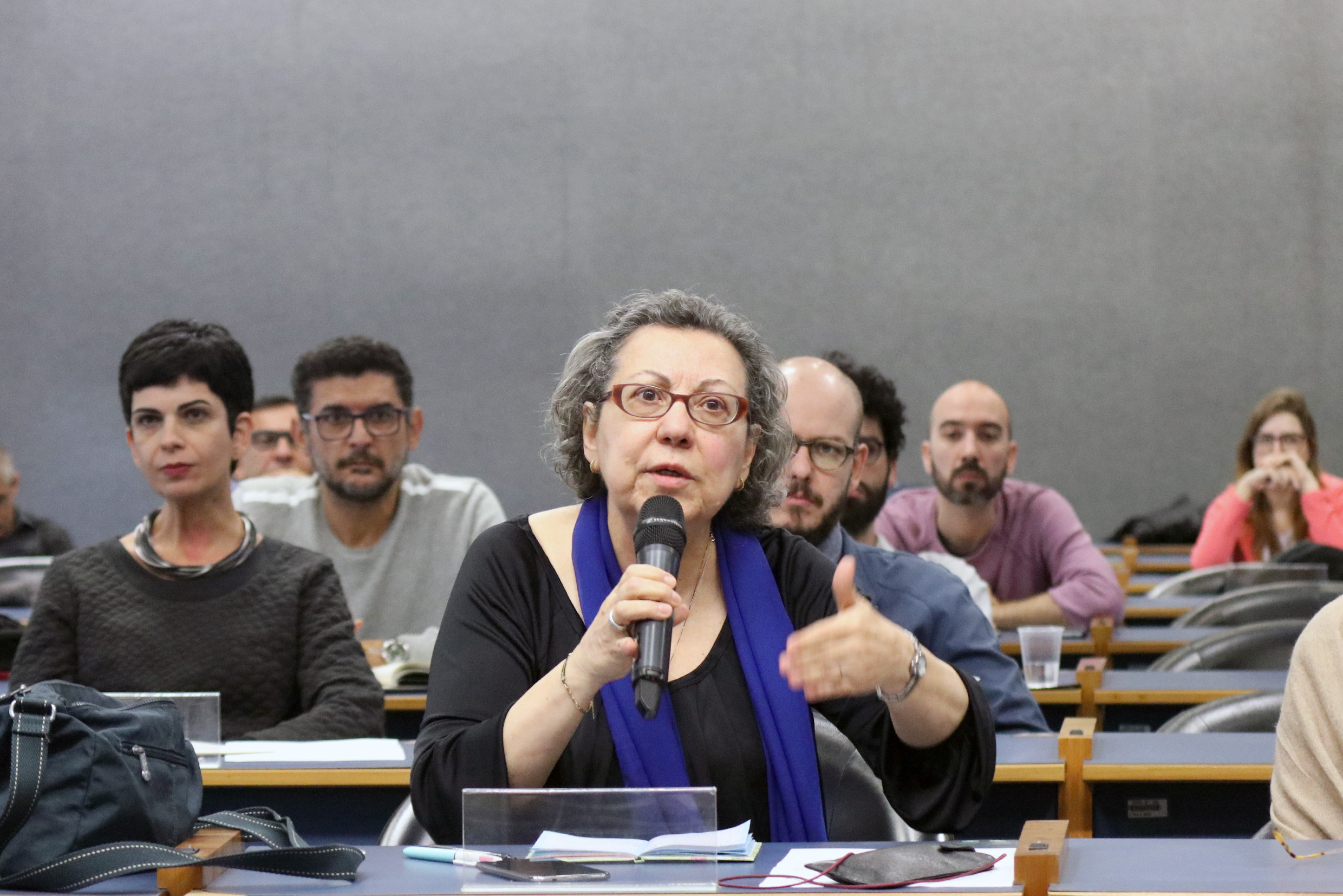 Participante do público faz perguntas aos expositores