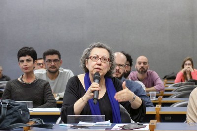 Participante do público faz perguntas aos expositores