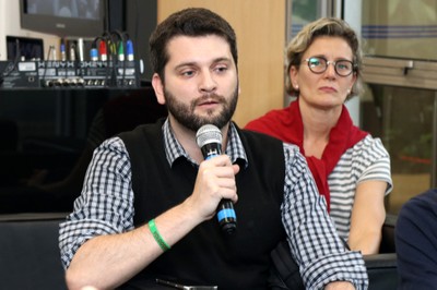 Daniel Babisnki faz perguntas aos expositores durante o debate