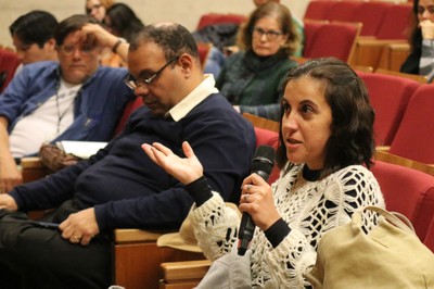 Camila Malta Romano fala durante o debate