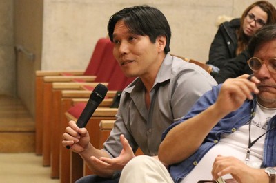 Helder Nakaya faz perguntas durante o debate