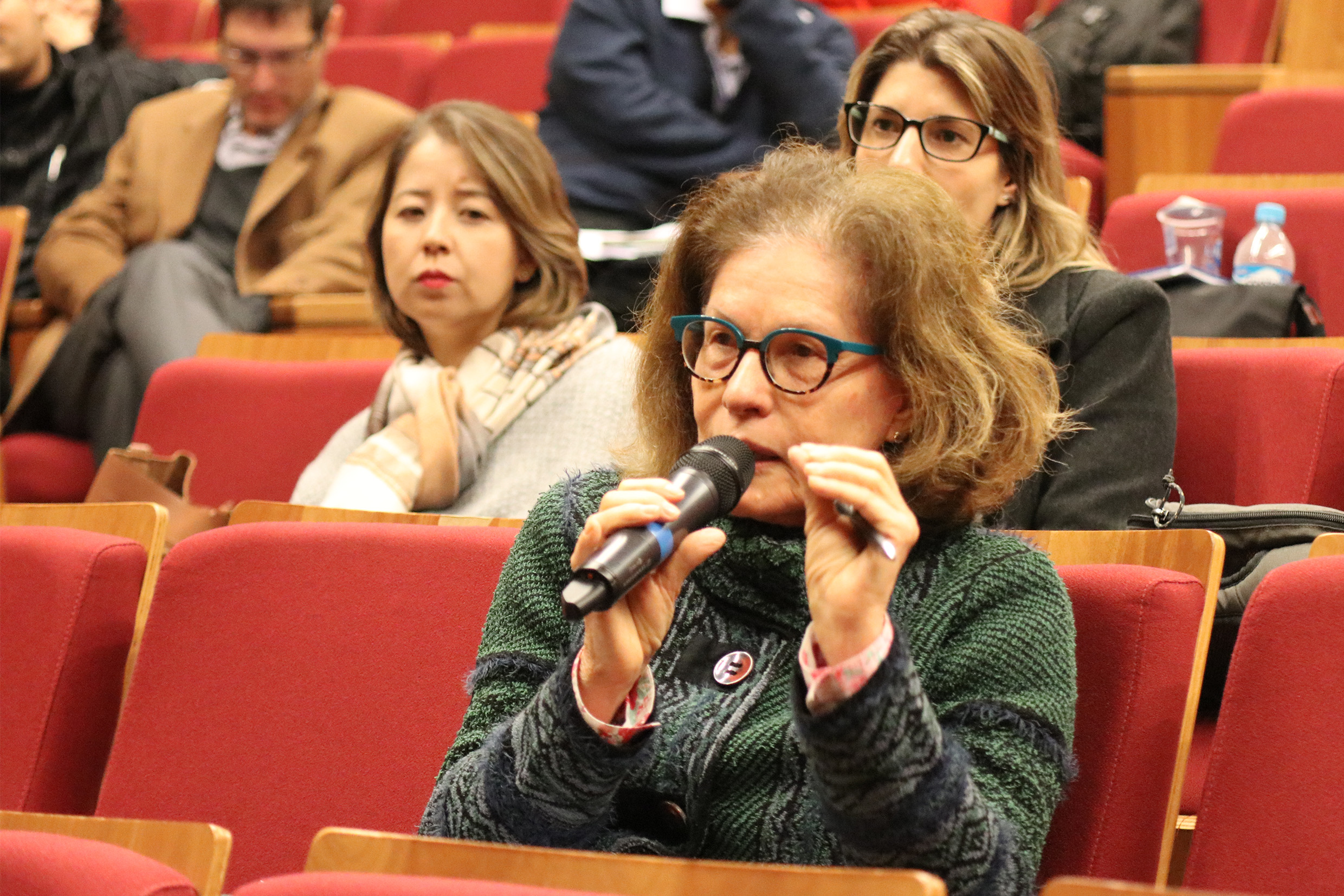 Participante do público fala durante o debate