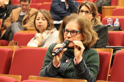 Participante do público fala durante o debate