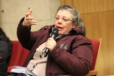 Participante do publico faz perguntas aos expositores durante o debate