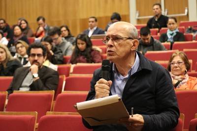 Participante do público faz perguntas durante o debate