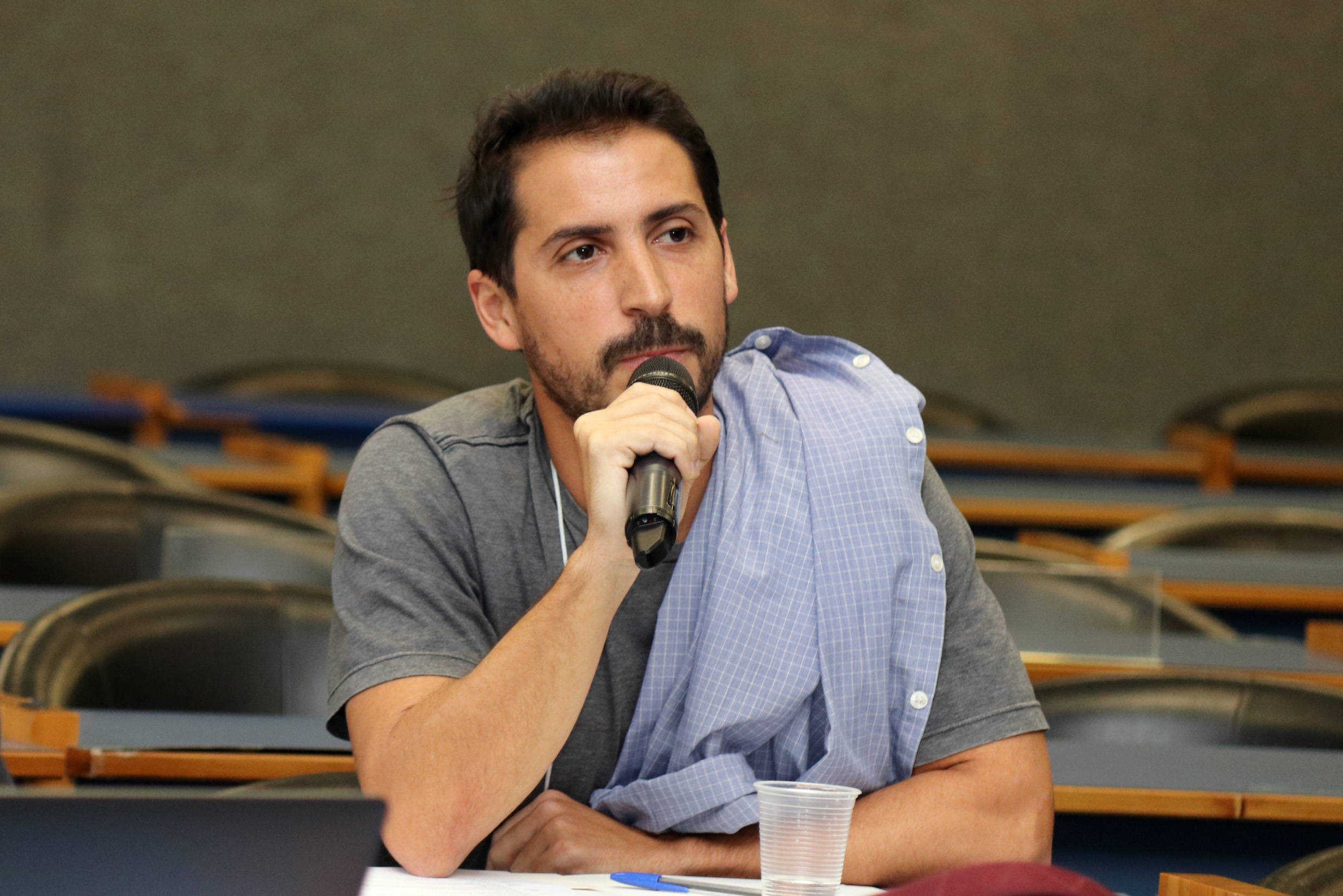 Participante do público faz perguntas durante o debate