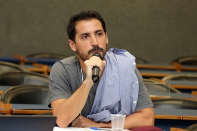 Participante do público faz perguntas durante o debate