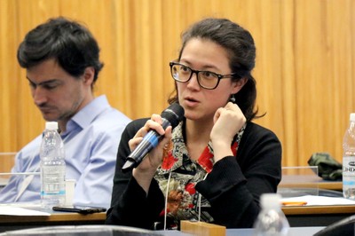 Participante do público faz perguntas durante o debate