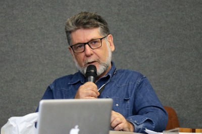 Participante do público faz perguntas durante o debate
