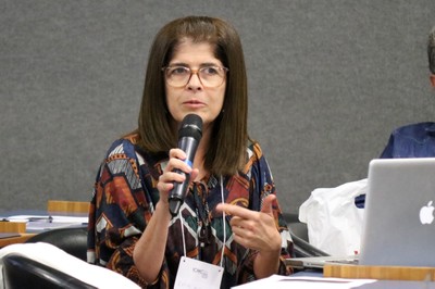 Participante do público faz perguntas durante o debate