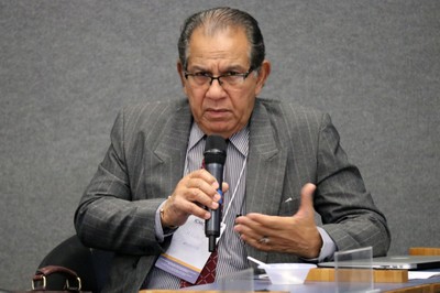 Participante do público faz perguntas durante o debate