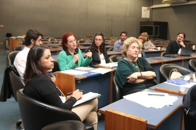 Participante do público faz perguntas durante o debate