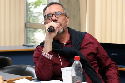 Participante do público faz perguntas durante o debate