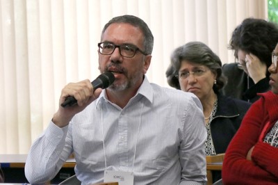 Participante do público faz perguntas durante o debate