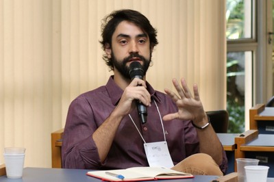 Participante do público faz perguntas durante o debate