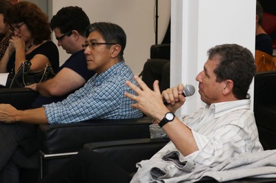 Participante do público faz perguntas durante o debate