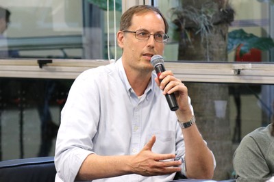 Caio Lewenkopf faz perguntas ao expositor