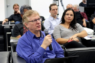Chris Greene faz perguntas ao expositor