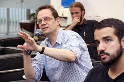 Peter Schmelcher faz perguntas ao expositor