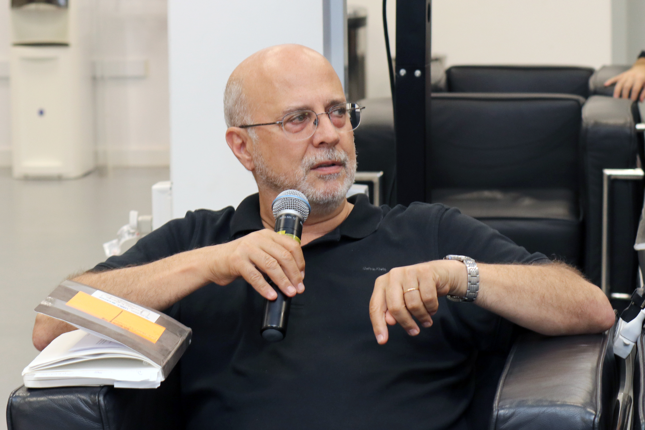 Vanderlei Bagnato faz perguntas ao expositor
