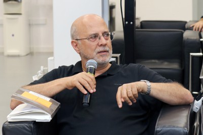 Vanderlei Bagnato faz perguntas ao expositor