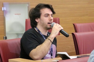Participante do público faz perguntas aos expositores