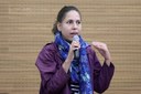 Participante do público faz perguntas aos expositores