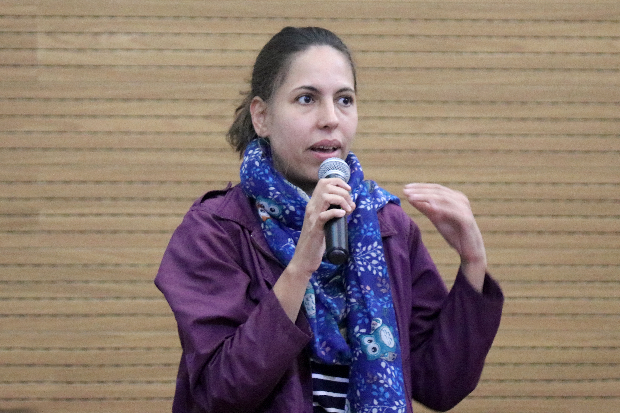 Participante do público faz perguntas aos expositores