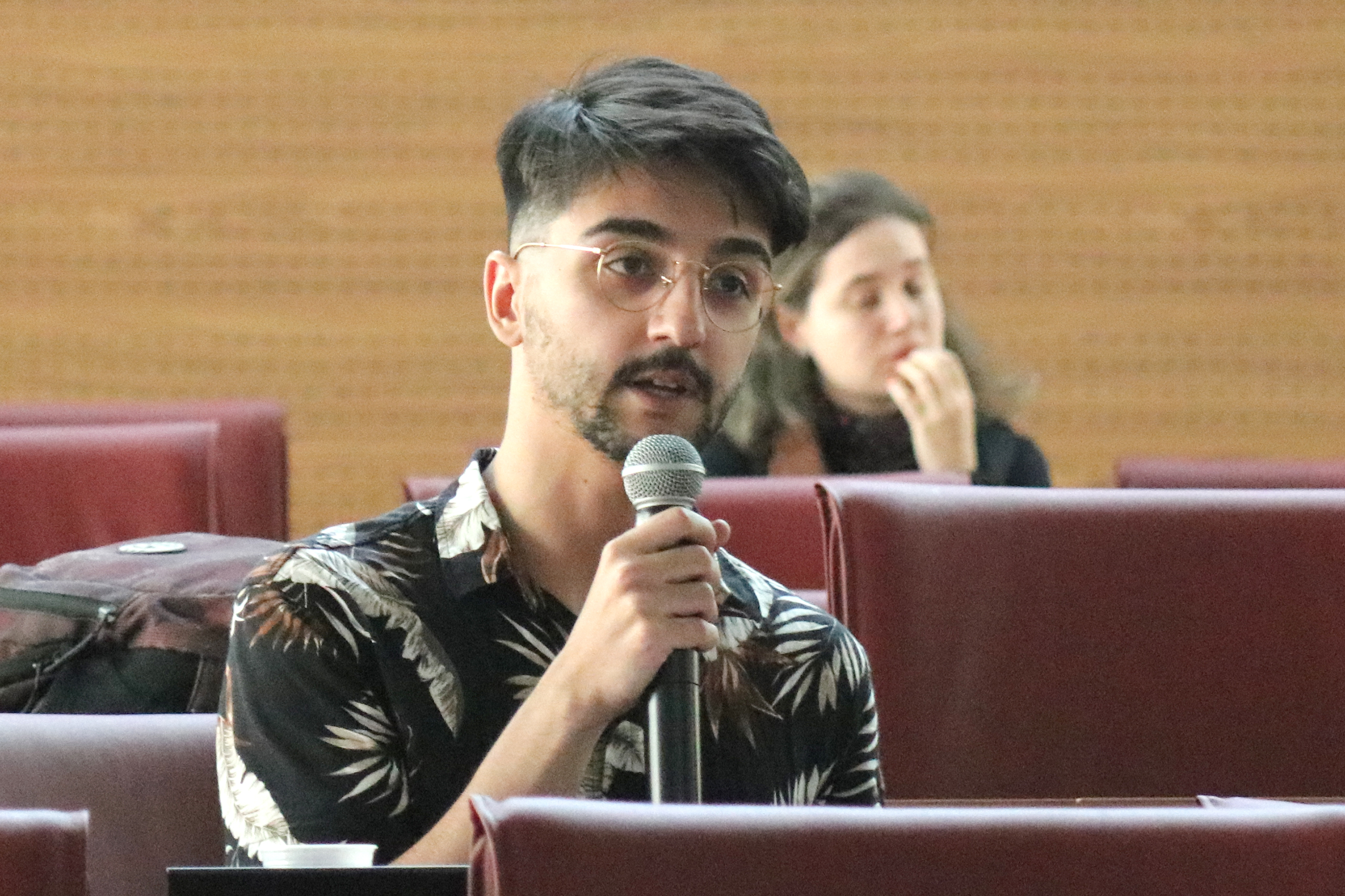 Participante do público faz perguntas aos expositores