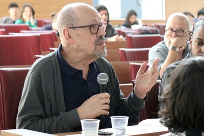 Paulo Herkenhoff fala durante o debate