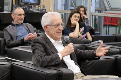 Hugo Armelin fala durante o debate