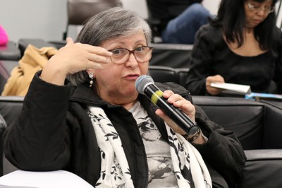 Participante do público faz perguntas ao expositor