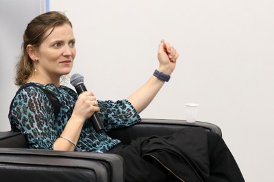 Participante dp público faz perguntas durante o debate