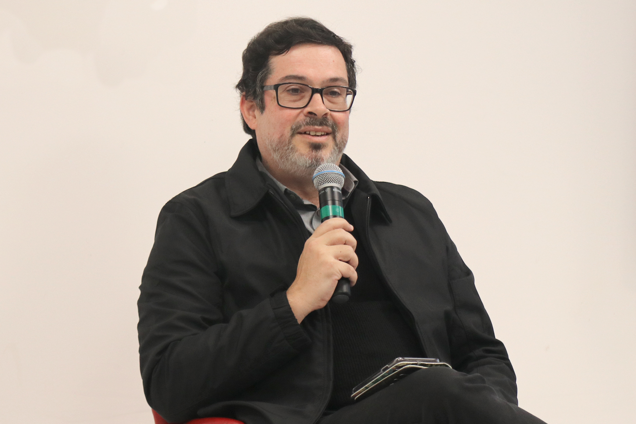 Carlos Orsi abre o evento e apresenta o expositor