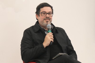 Carlos Orsi abre o evento e apresenta o expositor