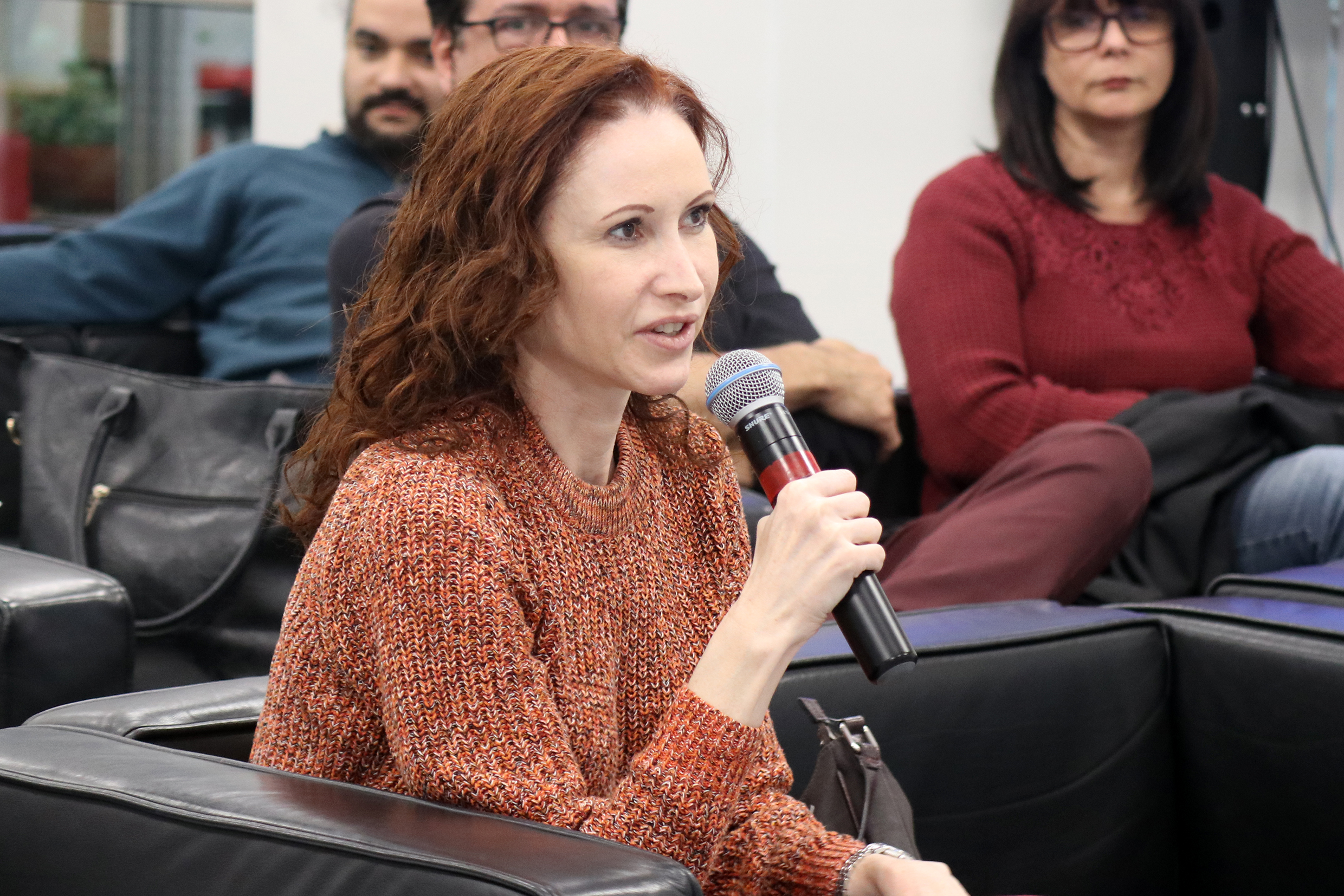 Participante do público faz perguntas ao expositor