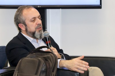 Hamilton Varela fala durante o debate