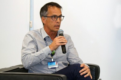 Participante do público faz perguntas durante o debate