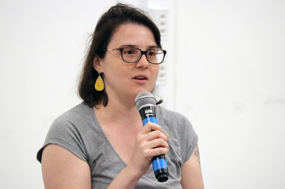 Participante do público faz perguntas aos expositores