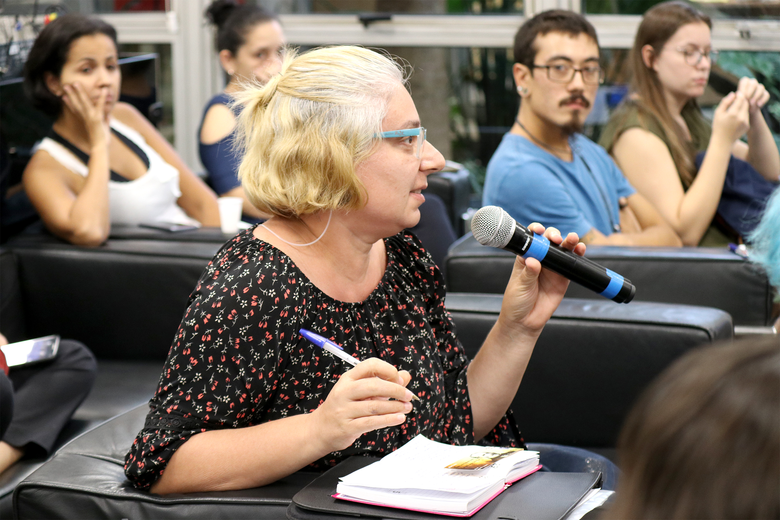 Participante do público faz perguntas aos expositores