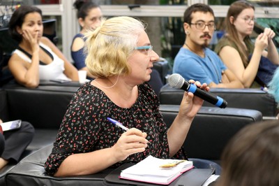 Participante do público faz perguntas aos expositores