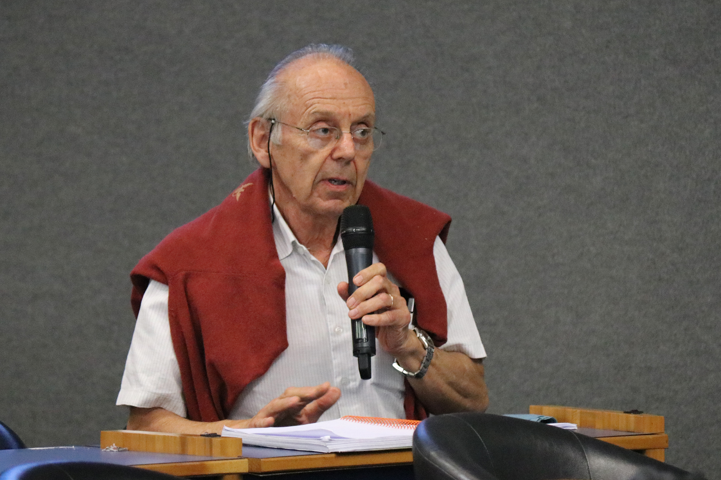 Participante do público faz perguntas durante o debate