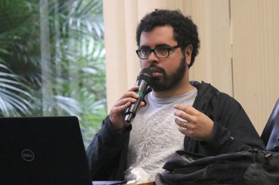 Participante do público faz pergunta durante o debate