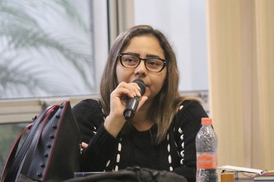 Participante do público faz pergunta durante o debate