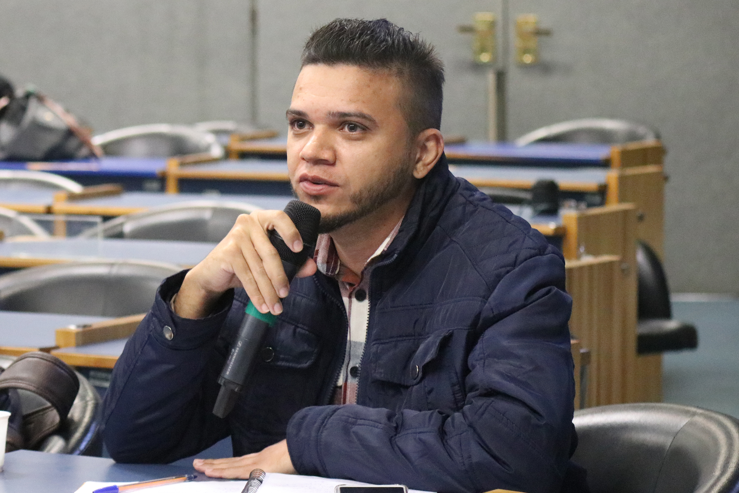 Participante do público faz pergunta durante o debate