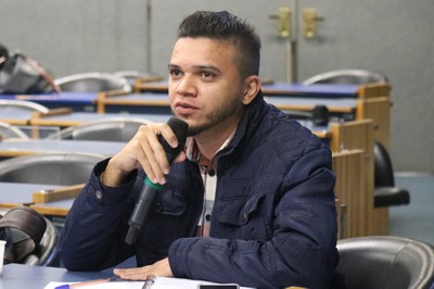 Participante do público faz pergunta durante o debate