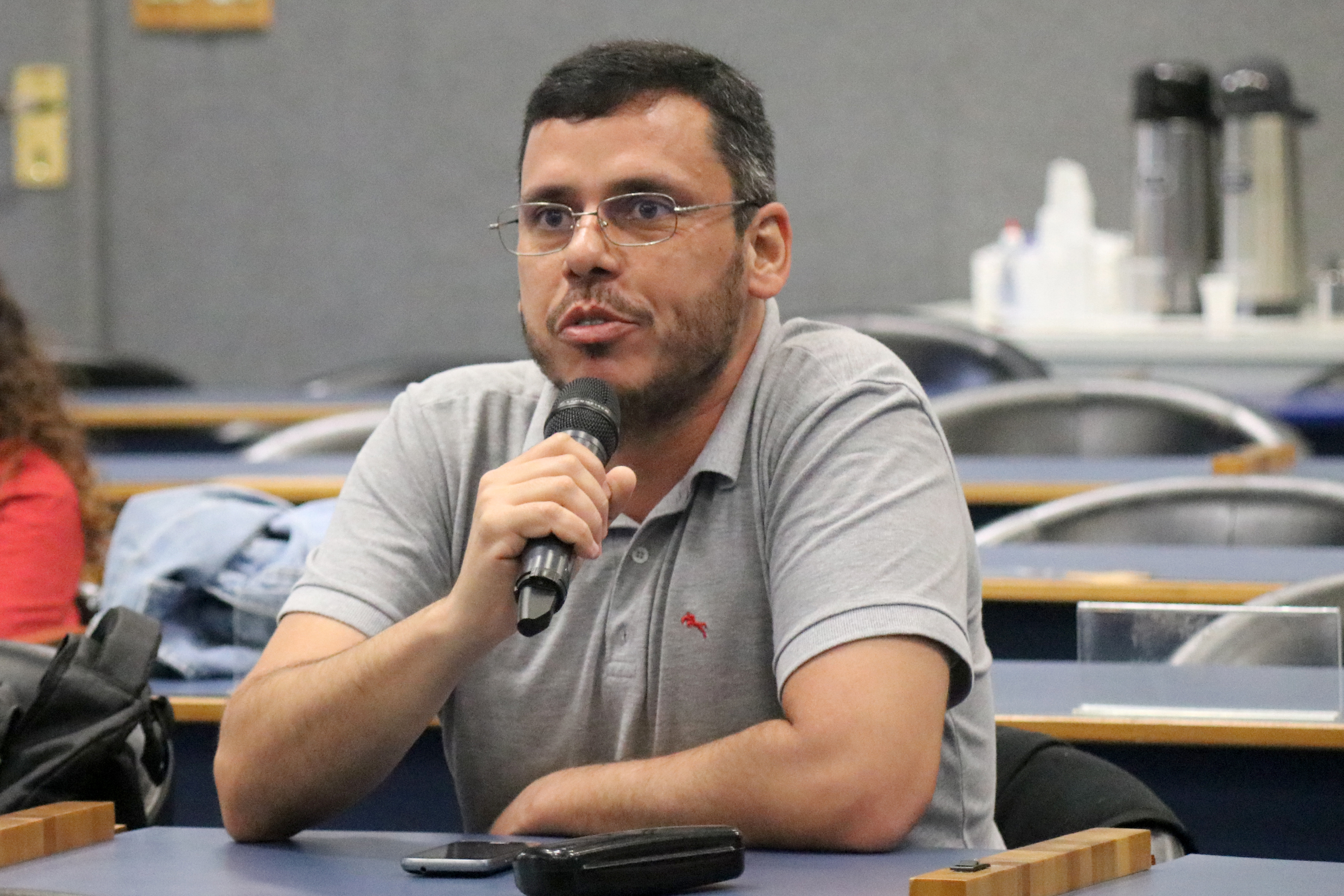 Participante do público faz pergunta durante o debate