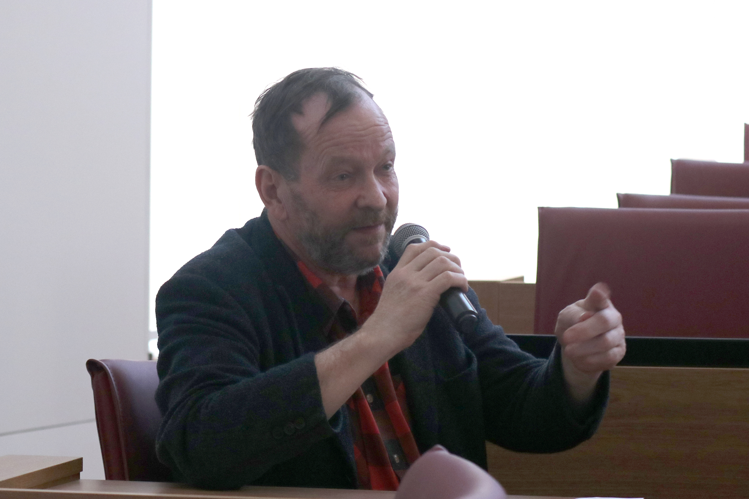 Donald Peterson faz perguntas durante o debate