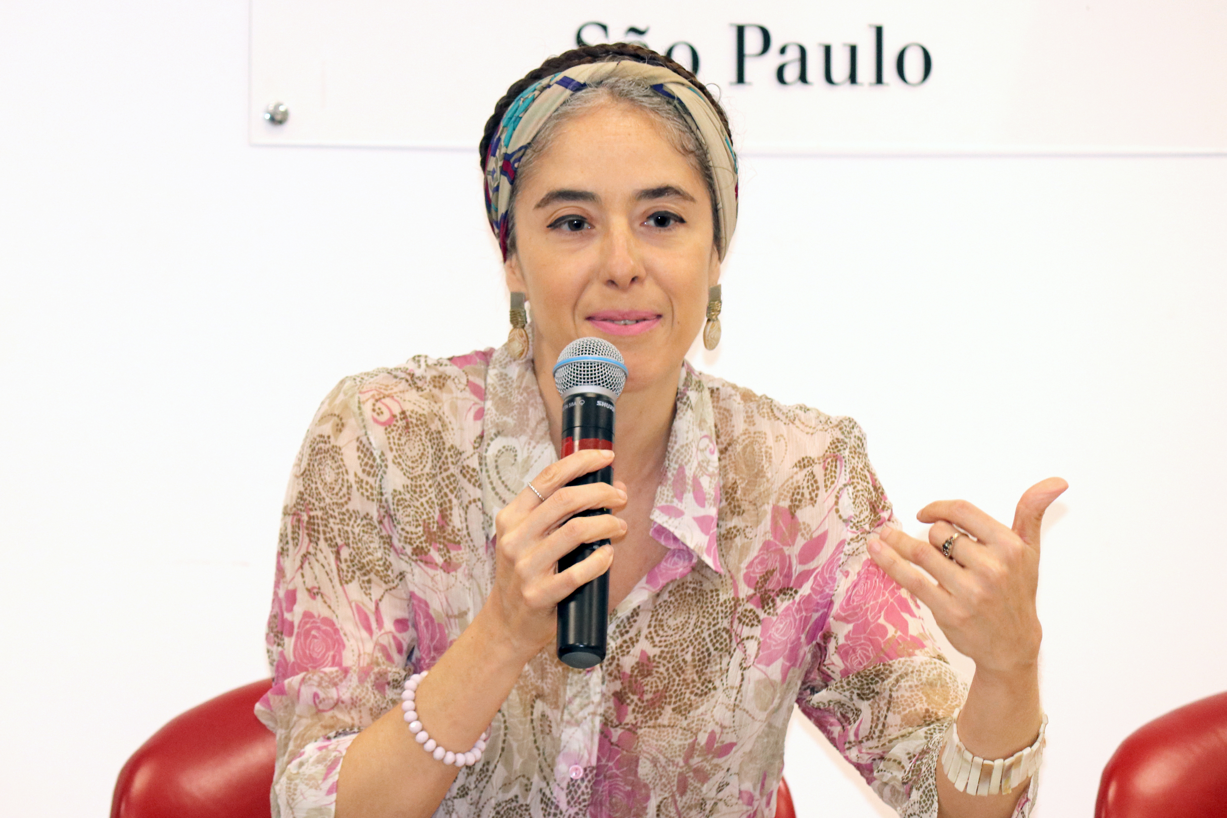 Tâmara Pacheco abre o evento e apresenta os expositores